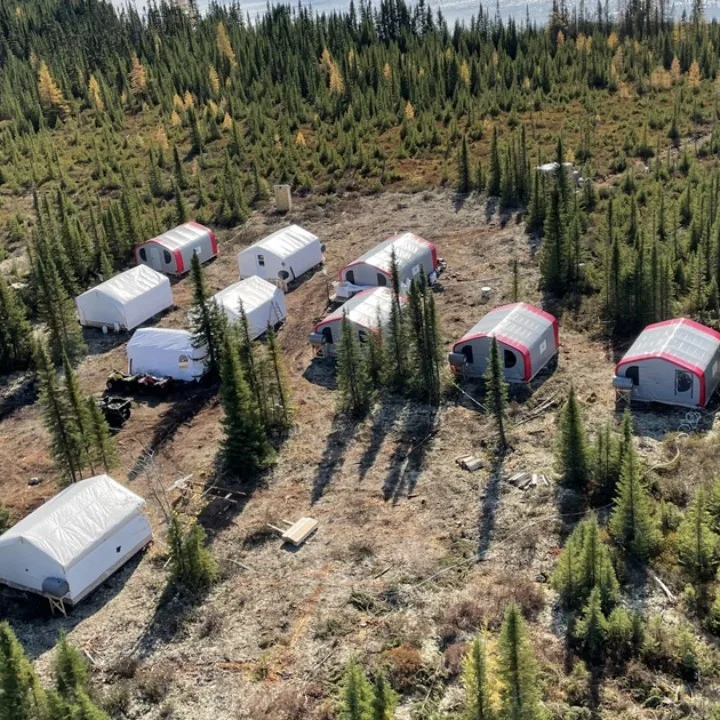 Camp d'exploration en forêt boréale.