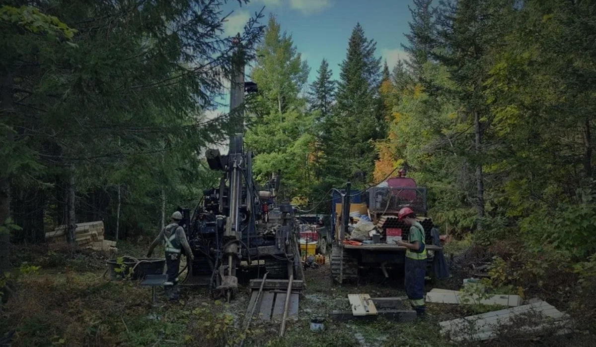 Foreuse au diamant en forêt boréale, site d'exploration québécois.