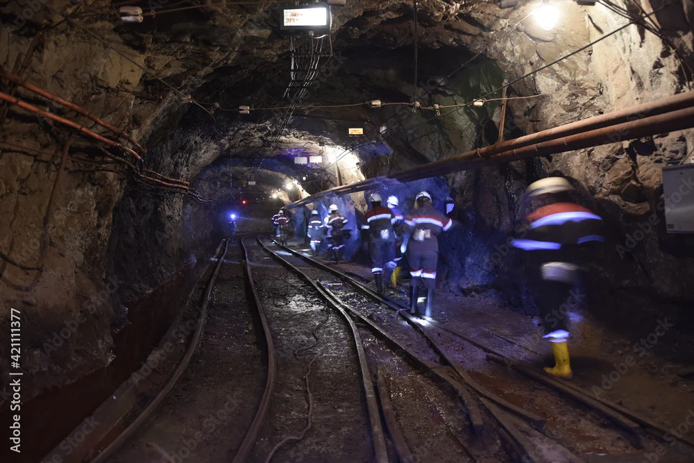 Galerie souterraine d'une mine en exploitation.