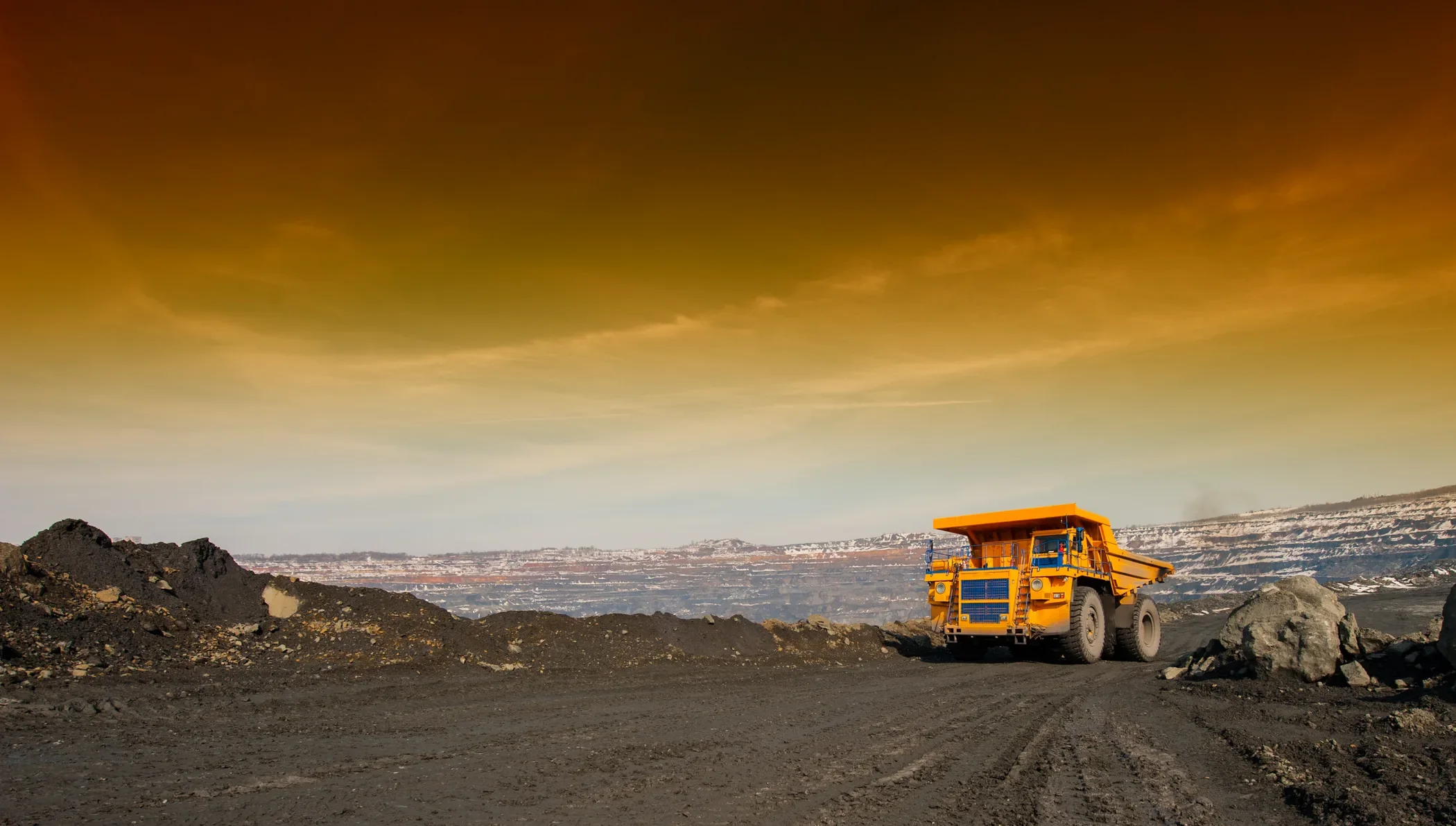 Camion minier dans la fosse en fin de journée