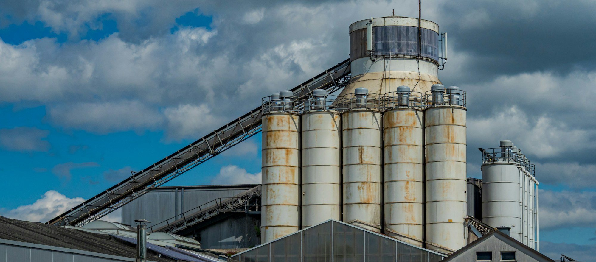 Silos et convoyeur d'une usine